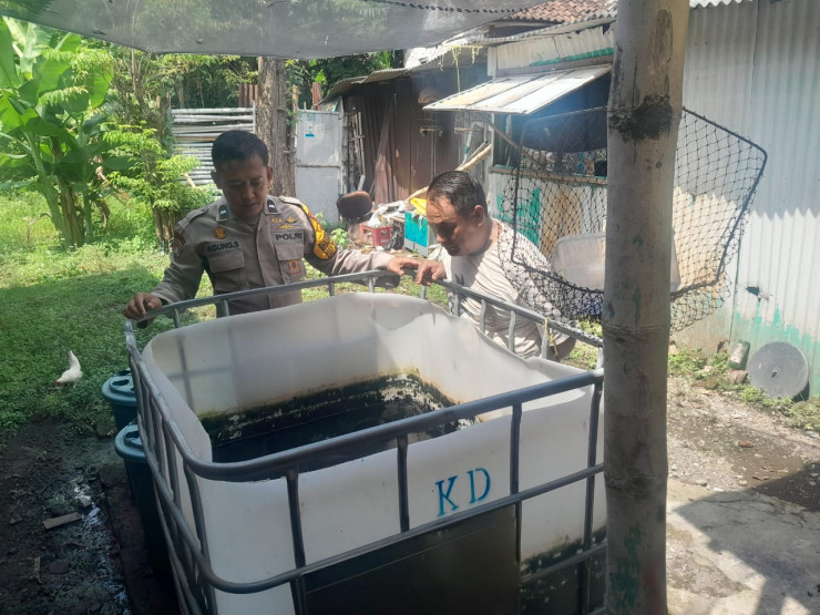 Upaya Ketahanan Pangan, Bhabinkamtibmas Apresiasi Warga Desa Wonokalang Manfaatkan Lahan Kosong untuk Budidaya Lele