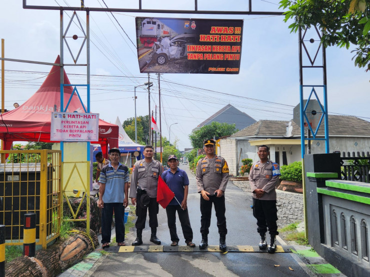 Polisi Pasang Spanduk Himbauan di Perlintasan Kereta Api Tidak Berpalang