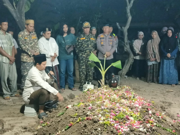 Kapolsek Buduran Hadir di Pemakaman Santri Al Khoziny Asal Desa Damarsi