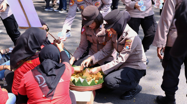 Polisi Berbagi Gorengan Hingga Bersihkan Sampah Usai Aksi Mayday di Kota Malang, Netizen: Ini Baru Humanis