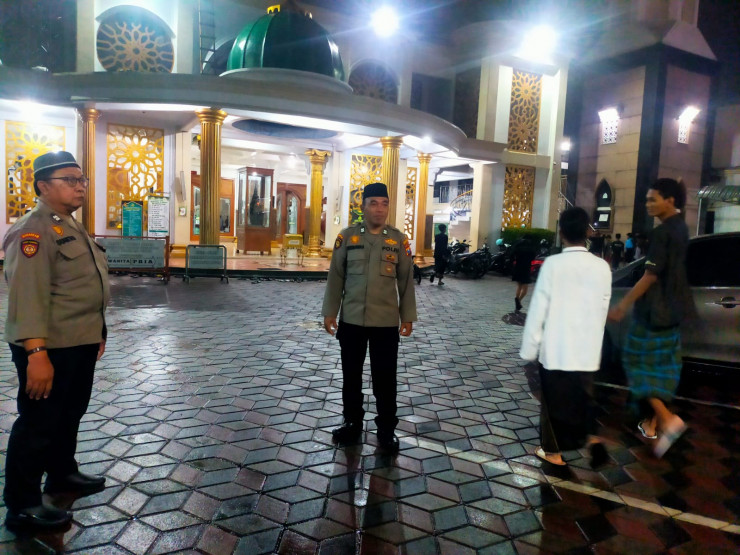 Polsek Gedangan Amankan Pelaksanaan Tarawih Pertama di Masjid Al Hidayah
