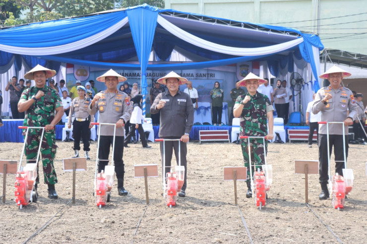 Forkopimda Sidoarjo Ikuti Tanam Jagung Serentak di Ponpes Bumi Sholawat