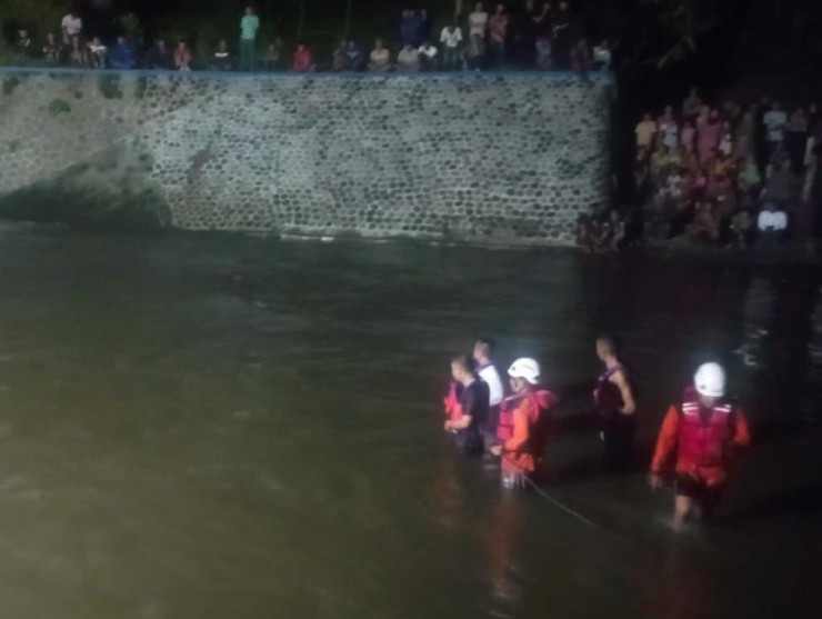 Sinergitas Polres Blitar, TNI, dan BPBD Berhasil Evakuasi Korban Tenggelam di Dam Sungai Berut Jatinom