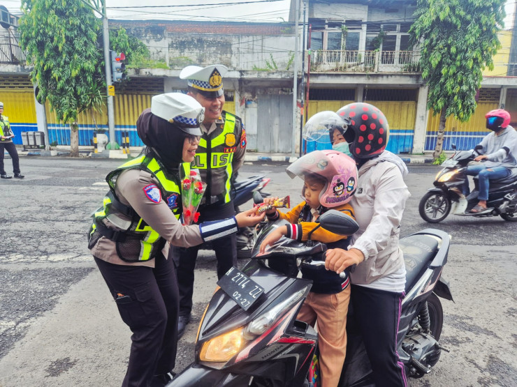Hari Kesepuluh Operasi Keselamatan Semeru Polres Lumajang Beri Hadiah Pengendara Tertib