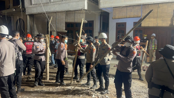 Ratusan Personel Polresta Sidoarjo Berjibaku Bersihkan Puing Bangunan Ponpes Al Khoziny