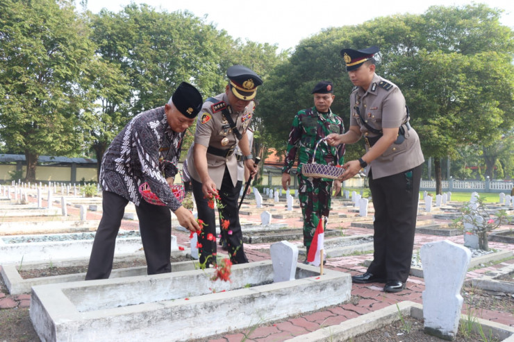 Jelang Hari Bhayangkara ke-79, Polresta Sidoarjo Ziarah dan Tabur Bunga di Makam Pahlawan