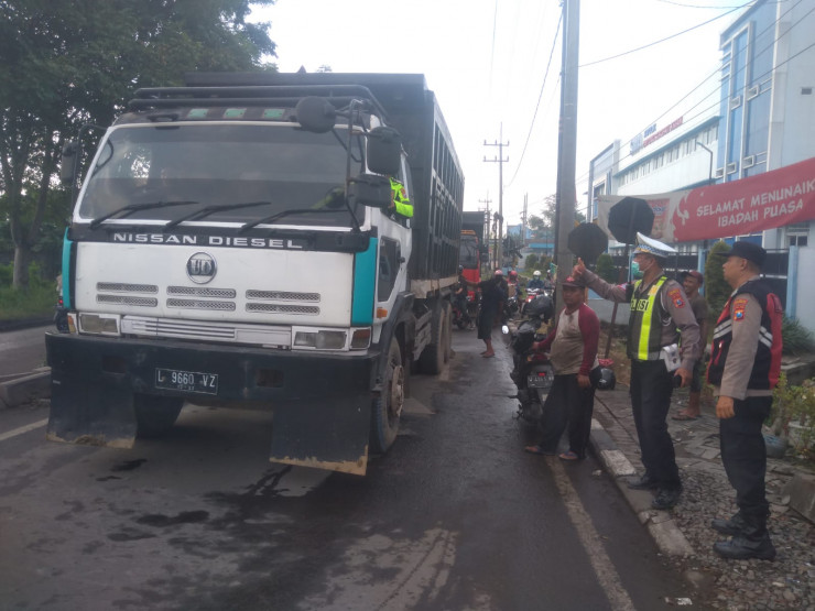 Masyarakat Laporkan ke 110 Kemacetan Arus Lalin, Polisi Sigap Datangi Lokasi
