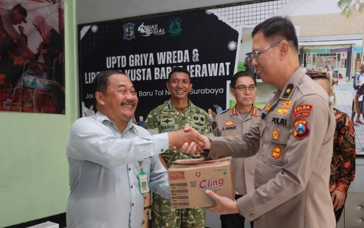Polda Jatim Gelar Bakti Sosial Natal 2025 Salurkan Bantuan ke Masyarakat
