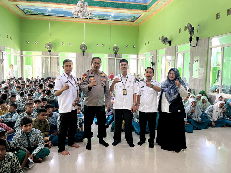 Kapolsek Sukodono Beri Edukasi Tertib Lalu Lintas dan Bijak Bermedia Sosial kepada Pelajar SMPN 1 Sukodono