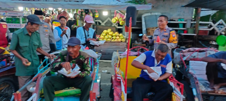 Polsek Krian Bagikan Takjil dan Buka Bersama Abang Becak