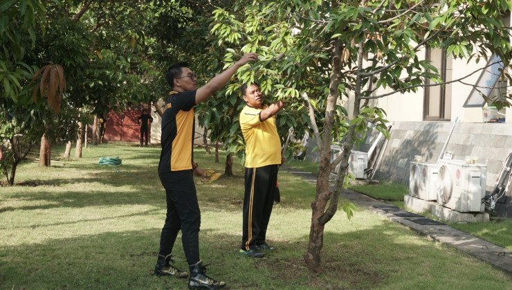 Anggota Polisi Kerja Bakti Ketahanan Pangan di Mako Polresta Sidoarjo