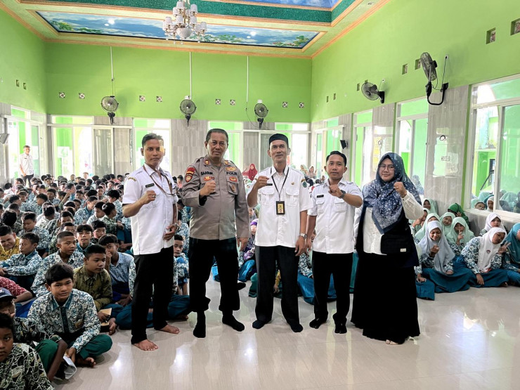 Kapolsek Sukodono Beri Edukasi Tertib Lalu Lintas dan Bijak Bermedia Sosial kepada Pelajar SMPN 1 Sukodono