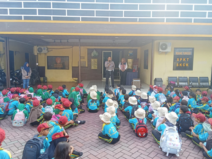 Polsek Waru Terima Kunjungan SDN Waru 2, Kenalkan Dunia Kepolisian Sejak Dini